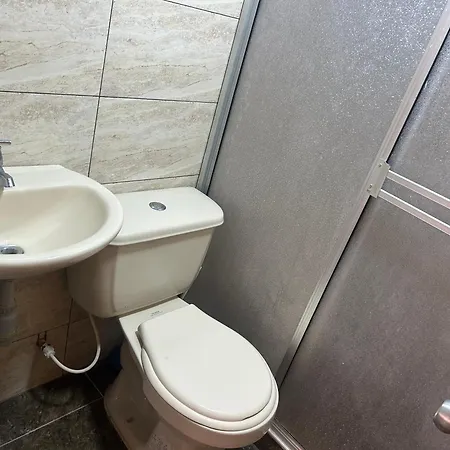 Pensión Gemuetliches Etagenbett Zimmer Mit Privatem Bad Naehe Flughafen