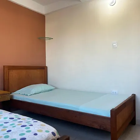 Gemuetliches Etagenbett Zimmer Mit Privatem Bad Naehe Flughafen Pensión *