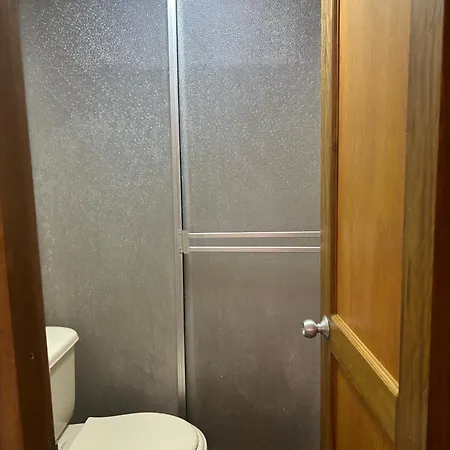 Gemuetliches Etagenbett Zimmer Mit Privatem Bad Naehe Flughafen Pensión