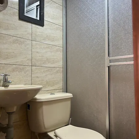 Gemuetliches Etagenbett Zimmer Mit Privatem Bad Naehe Flughafen Pensión *